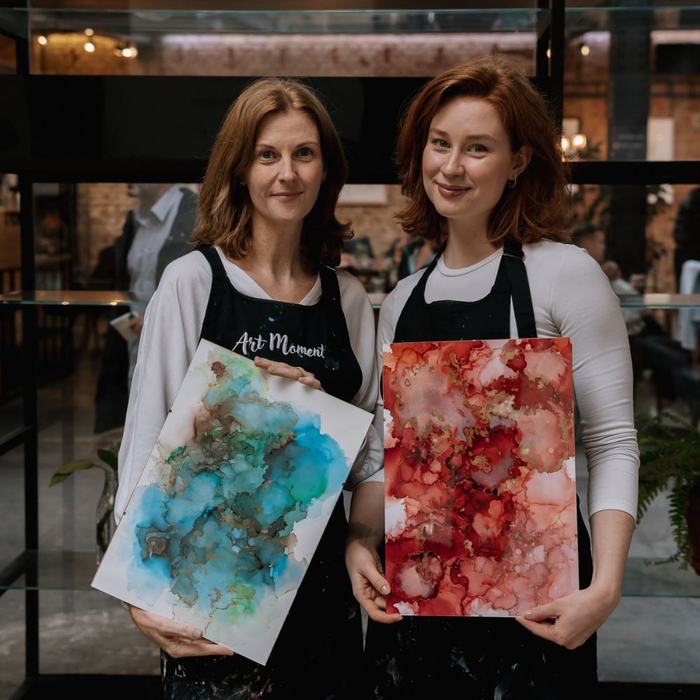 Účastníčky kurzu maľovania ArtMoment držia svoje umelecké diela