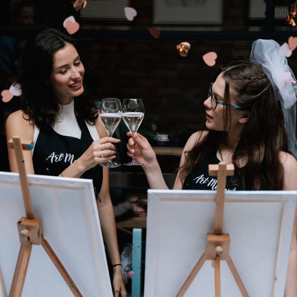Ženy si pripíjajú v kurze maľovania ArtMoment