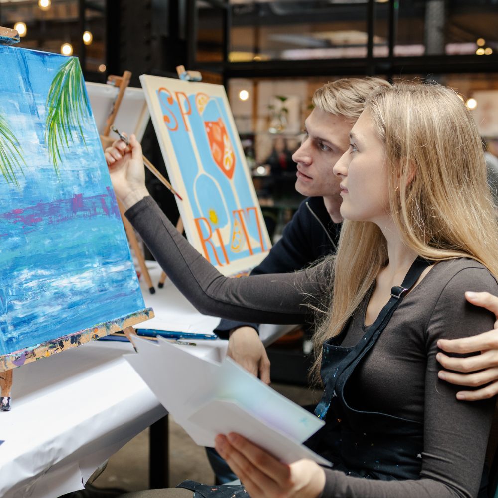 Pár si užíva relaxačný kurz maľovania ArtMoment