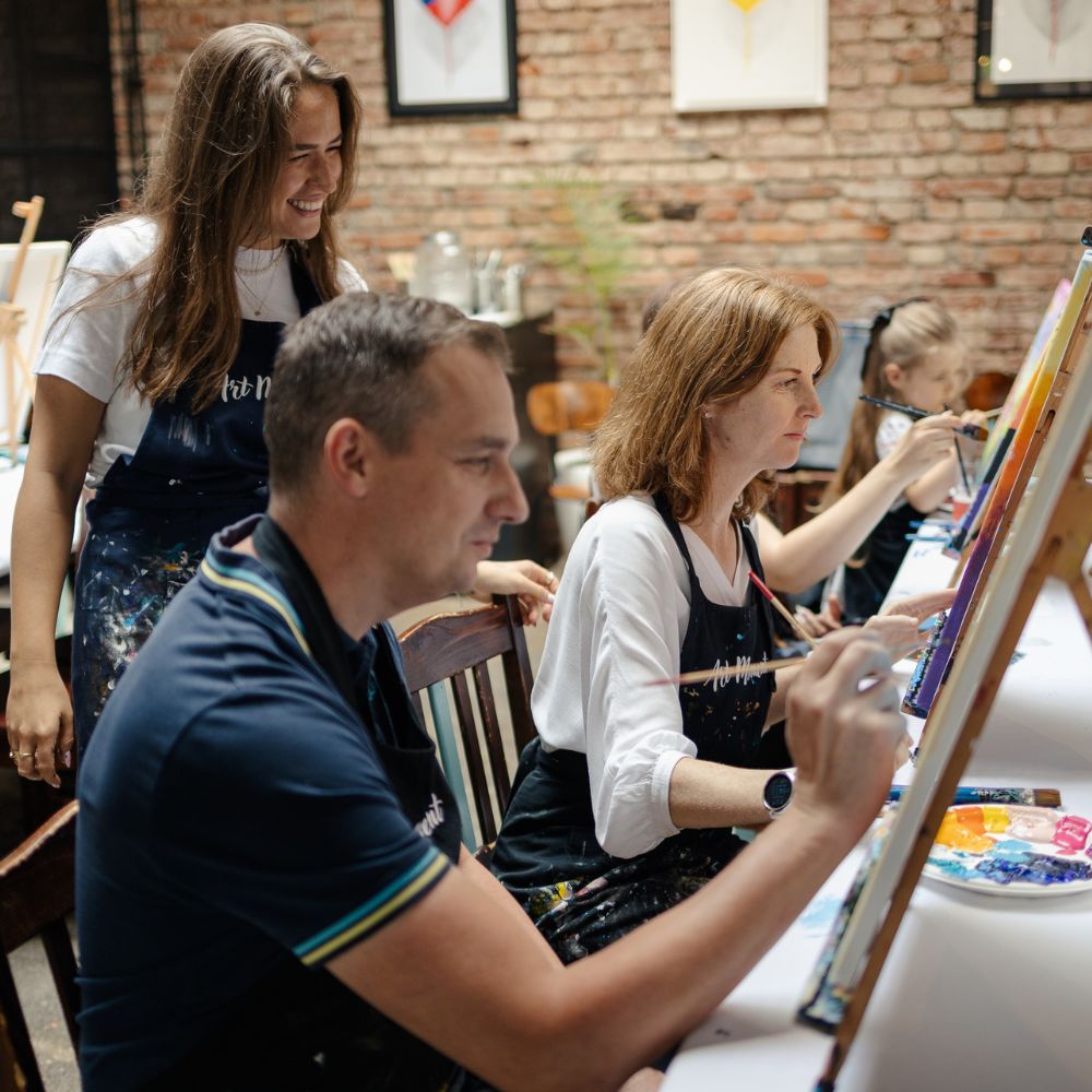 Účastníci kurzu maľovania ArtMoment tvoria umelecké dielo