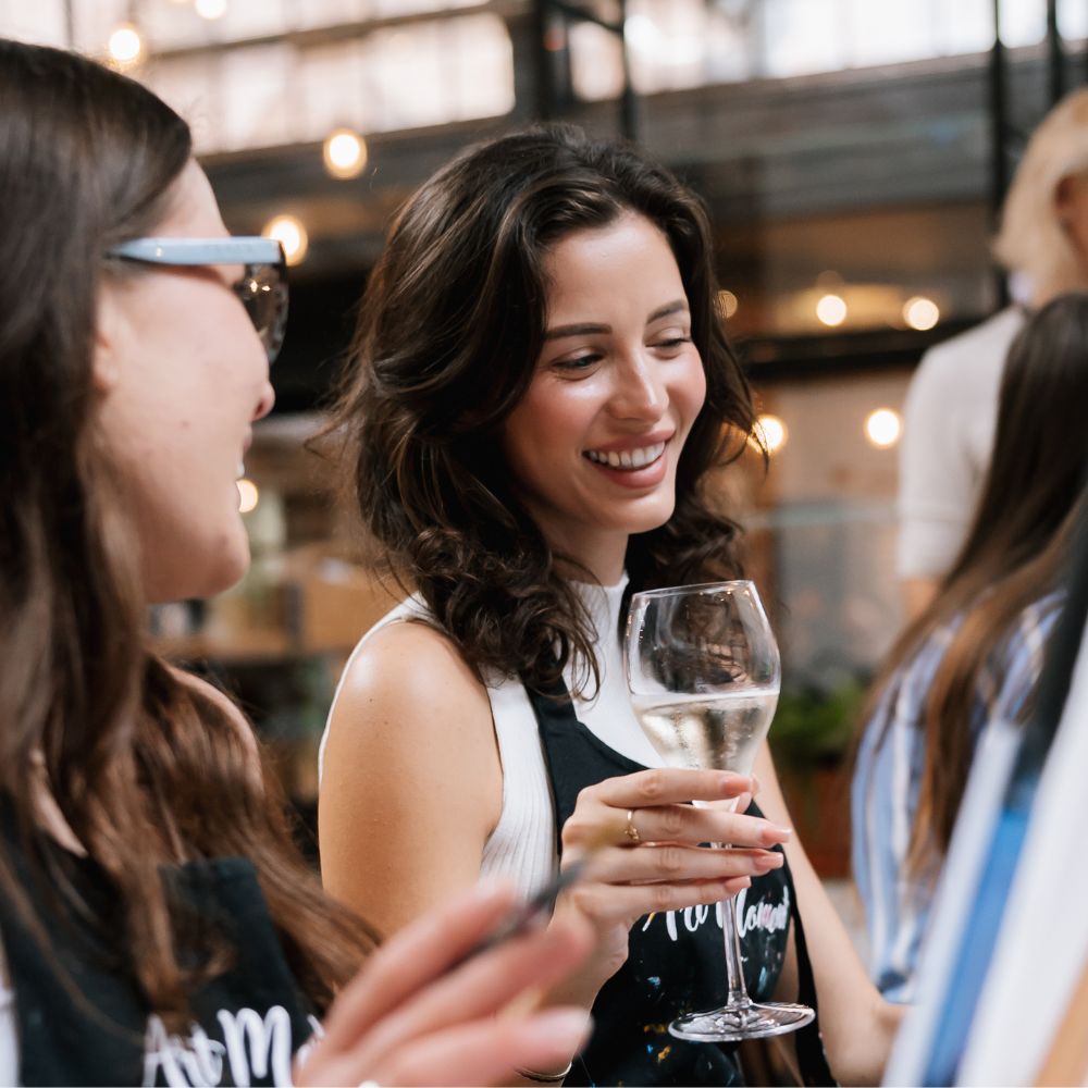 Ženy s welcome drinkom v kurze maľovania ArtMoment